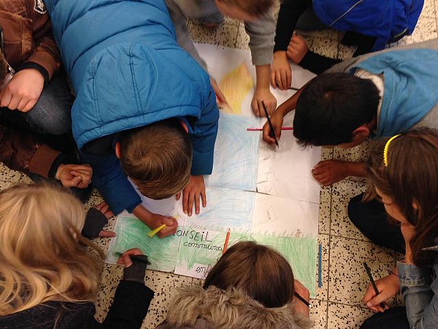 Des jeunes membres du conseil communal des enfants de Pont-à-Celles participant à notre action MEN'ARTISTES